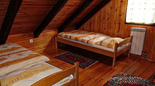 Ένα ή περισσότερα κρεβάτια σε δωμάτιο στο Holiday house with a parking space Srednja Draga, Gorski kotar - 24140