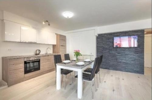 Apartments with parking space Umag - 24205