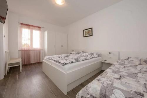 Apartments and rooms by the sea Palit, Rab - 24303
