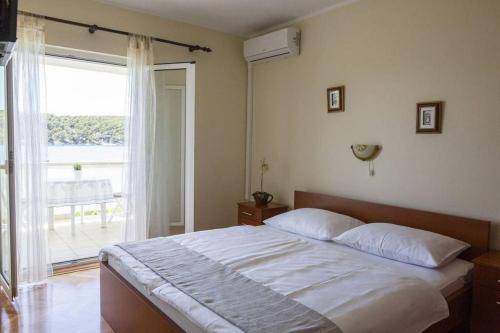 Apartments and rooms by the sea Palit, Rab - 24303