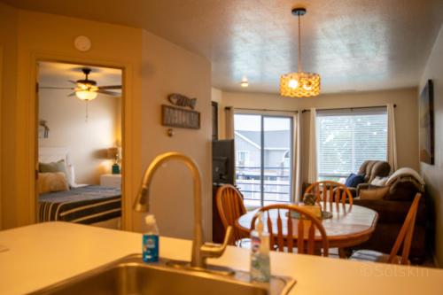 Ένα ή περισσότερα κρεβάτια σε δωμάτιο στο Condo #207 - Inn Building