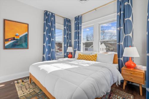 a bedroom with a large bed and a window at Royal Flush-6 King Beds-18 Mi To Mohegan in Norwich