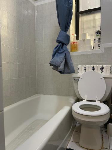 Koupelna v ubytování 2-Bedroom Apartment in the Bronx and Pet Friendly