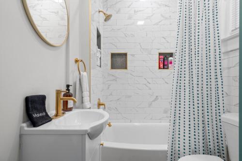 a bathroom with a sink and a shower curtain at Royal Flush-6 King Beds-18 Mi To Mohegan in Norwich