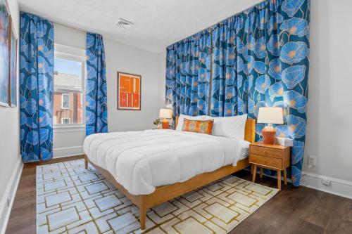 a bedroom with a large bed with a blue wall at Royal Flush-6 King Beds-18 Mi To Mohegan in Norwich