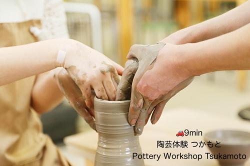 a woman making a vase on a pottery wheel at サウナ&ステイ吉日荘-益子町のサウナ付の貸切古民家 BBQ 高速Wi-fi in Mashiko