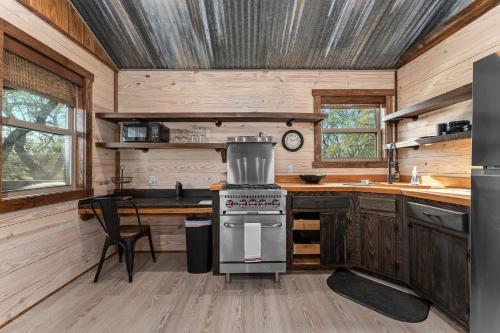 Dapur atau dapur kecil di Broken Arrow - Private Escape Hot Tub & Fire Pit
