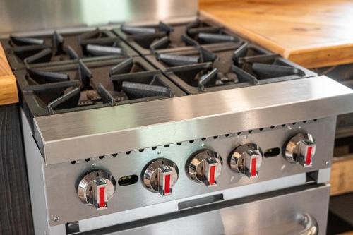 Dapur atau dapur kecil di Broken Arrow - Private Escape Hot Tub & Fire Pit