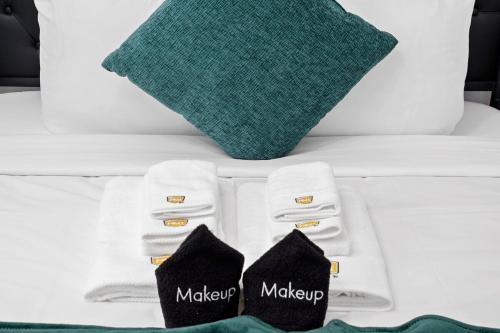 una cama con calcetines blancos y una almohada verde en Peaceful 1BR Stay - Golf & Beach, en Pacífica