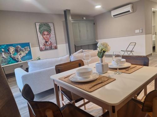 Un comedor y una sala de estar con mesa y sillas. en Casco View-Boutique Studio-New Building, en Panamá