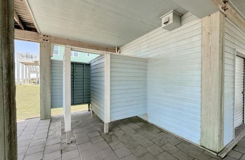 an empty porch of a house with a wall at Sunburn Alley home in Caplen