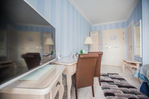 W łazience znajduje się umywalka oraz biurko z lustrem. w obiekcie Hotel Ottaviano w Świnoujściu