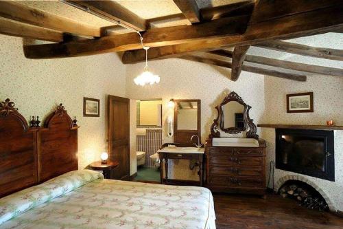 托萊的住宿－Agriturismo La Fenice，一间卧室配有床、水槽和镜子