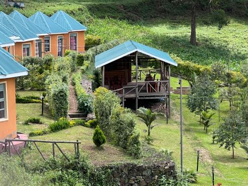 um resort com um prédio em uma colina em Antique cottages em Kabale