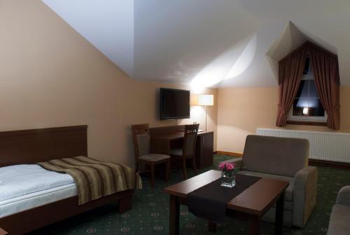 Ένα ή περισσότερα κρεβάτια σε δωμάτιο στο Hotel Dwór Galicja