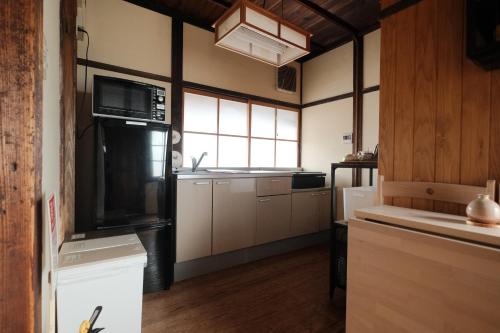 Japan's oldest remaining company housingにあるキッチンまたは簡易キッチン