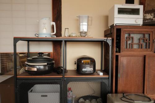 Japan's oldest remaining company housingにあるキッチンまたは簡易キッチン