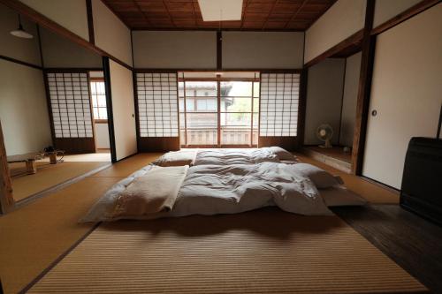 Japan's oldest remaining company housingにあるベッド
