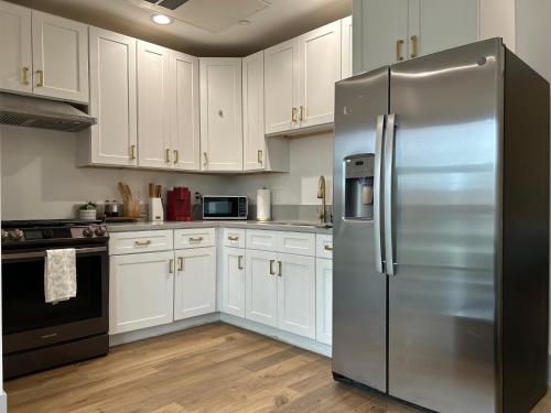 Η κουζίνα ή μικρή κουζίνα στο Newly Gated Stylish Steps to Hollywood 2B2B