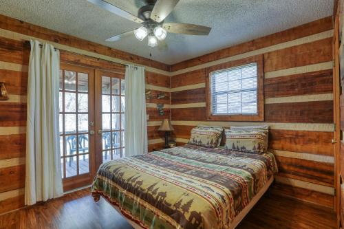 Ένα ή περισσότερα κρεβάτια σε δωμάτιο στο Creekside Memories