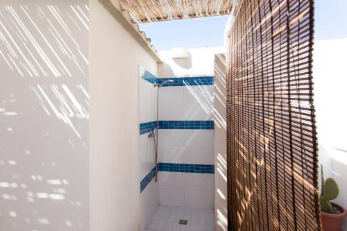ドンナルカータにあるCasa Iolandaの青と白のタイル張りのバスルーム(シャワー付)