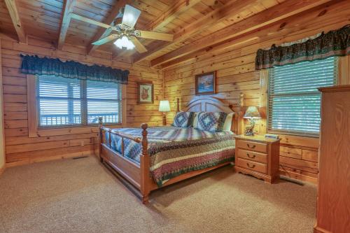 Ένα ή περισσότερα κρεβάτια σε δωμάτιο στο Secluded 2BR Log Cabin Hot Tub Stunning Mountain Views