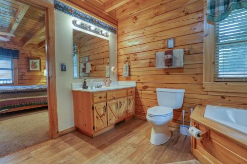 Ένα μπάνιο στο Secluded 2BR Log Cabin Hot Tub Stunning Mountain Views