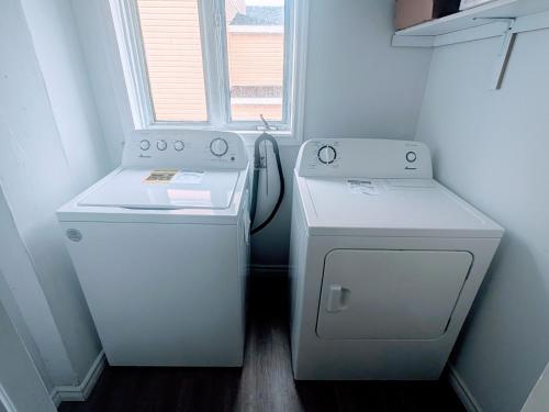 Il comprend une petite cuisine équipée d'une cuisinière et d'un lave-linge/sèche-linge. dans l'établissement 102 Two Single Bed Bedroom Downtown Glace Bay, à Glace Bay