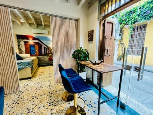 Cette chambre comprend un bureau, un lit et une chambre. dans l'établissement Hotel Boutique Callecitas de San Diego, à Carthagène des Indes