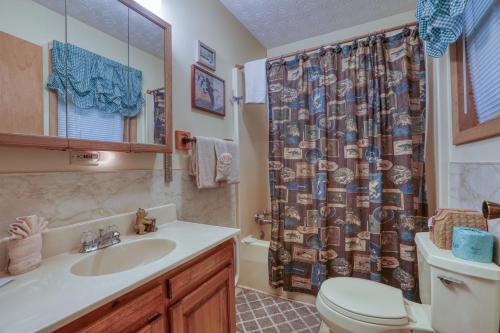 Phòng tắm tại Whispering Creek