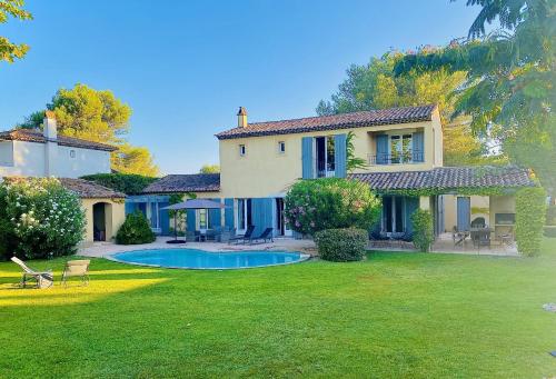 a house with a swimming pool in the yard at Villa-Provence-Pont-Royal in Mallemort