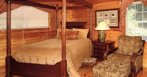 una camera con letto a baldacchino e sedia di Enchanted Cottage a Newport