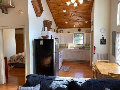 Η κουζίνα ή μικρή κουζίνα στο Gray's Place on Cosby Creek