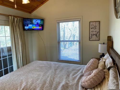 Ένα ή περισσότερα κρεβάτια σε δωμάτιο στο Gray's Place on Cosby Creek