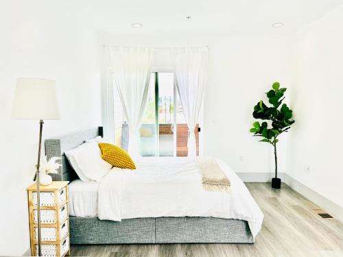 Ένα ή περισσότερα κρεβάτια σε δωμάτιο στο Newly Gated Stylish Steps to Hollywood 2B2B