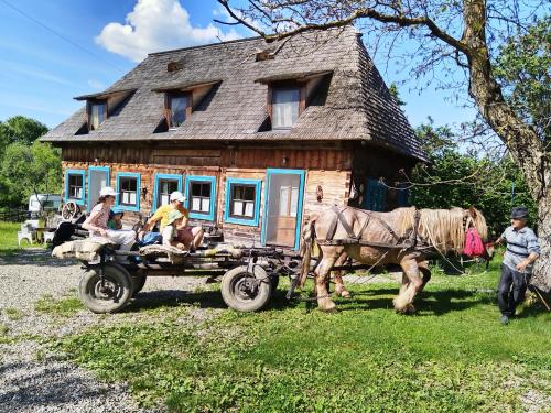 Un gruppo di persone su una carrozza trainata da cavalli di fronte a una casa di Big family Apartment in Breb's Cosy Barn a Breb