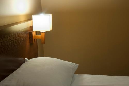 Ένα ή περισσότερα κρεβάτια σε δωμάτιο στο Hotel Dwór Galicja