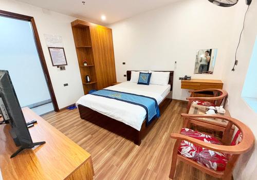 a hotel room with a bed and a tv at Gia Bao Hotel Phu Tho in Việt Trì