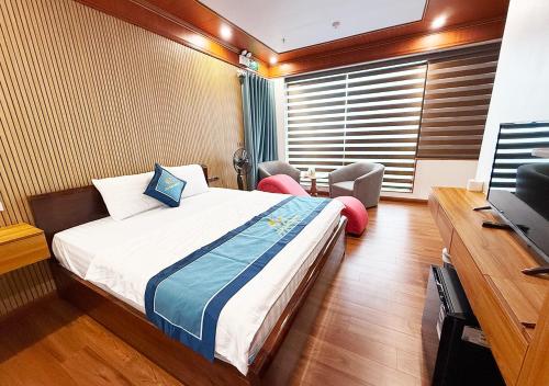 a hotel room with a bed and a desk and a desk at Gia Bao Hotel Phu Tho in Việt Trì