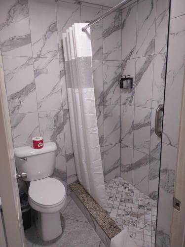 Un baño de Crzy 8 Motel