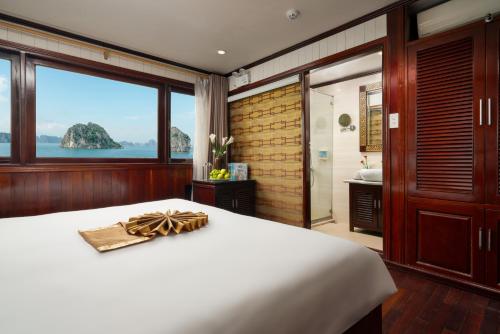 Postel nebo postele na pokoji v ubytování Swan Cruises Halong
