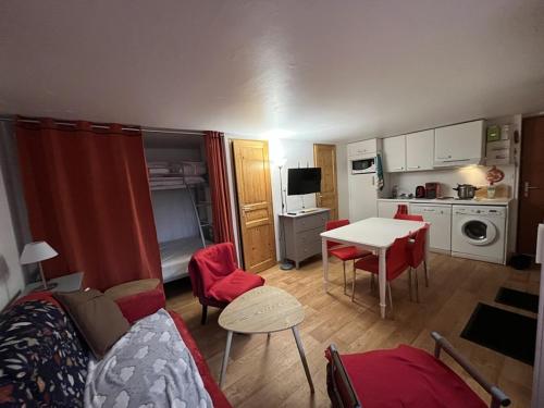 Studio central au Lioran avec terrasse et parking - FR-1-787-125
