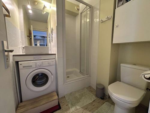 une salle de bain avec machine à laver et toilettes dans l'établissement Studio climatisé avec terrasse, 4 couchages, proche plage et commerces - FR-1-250-307, au Grau-du-Roi
