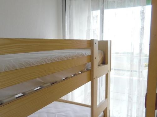 Ce lit superposé se trouve dans un dortoir doté d'une fenêtre. dans l'établissement Studio rénové pour 4 pers avec climatisation et parking, face mer - FR-1-750-73, à Canet