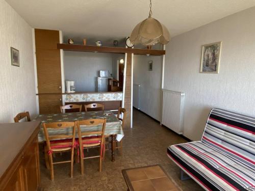 une cuisine et une salle à manger avec une table et des chaises dans l'établissement Trois-pièces face mer avec parking, 6 pers - FR-1-750-75, à Canet