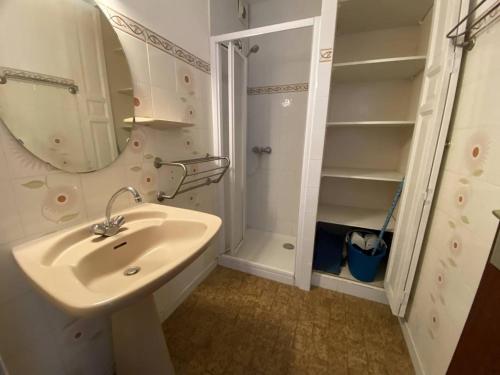 une salle de bain avec un lavabo, une douche et un miroir dans l'établissement Trois-pièces face mer avec parking, 6 pers - FR-1-750-75, à Canet