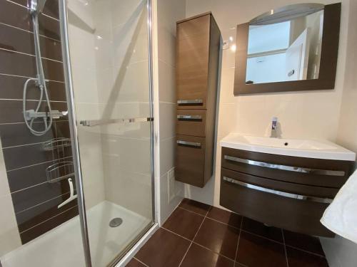 Koupelna v ubytování Deux-Pièces Neuf Climatisé Face Mer à Canet-Plage - FR-1-750-76