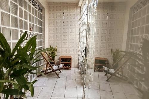 un soggiorno con due sedie e un camino di Casa Florescer a Salvador