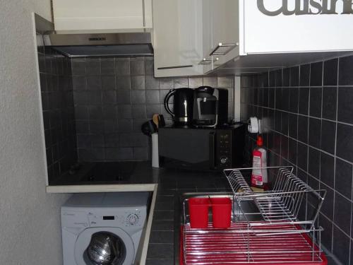 une cuisine avec un étendoir à vaisselle et un four micro-ondes dans l'établissement Studio central avec loggia et wifi - FR-1-833-21, à Canet