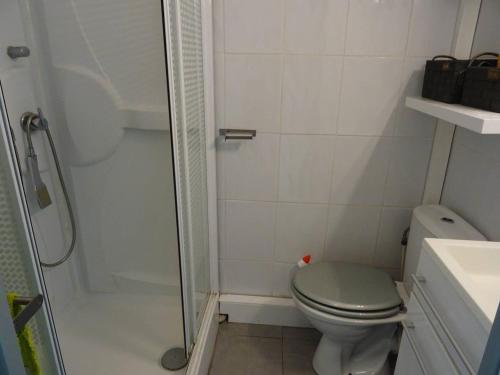 une petite salle de bain avec toilettes et douche dans l'établissement Studio central avec loggia et wifi - FR-1-833-21, à Canet